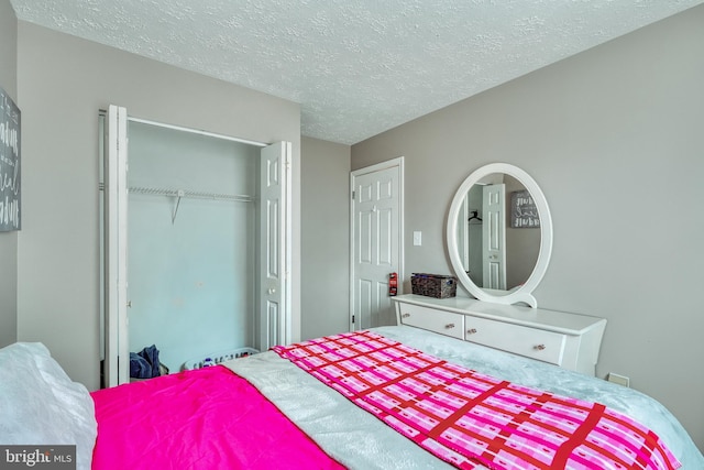 bedroom featuring a textured ceiling and a closet