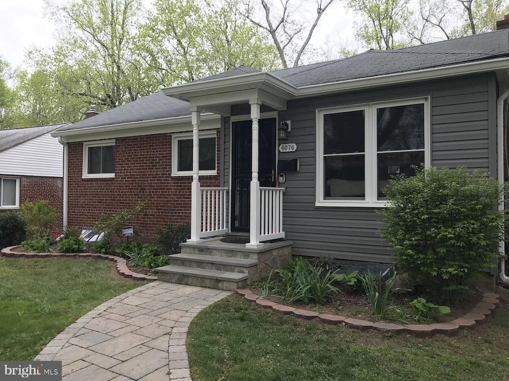 view of front of house with a front lawn