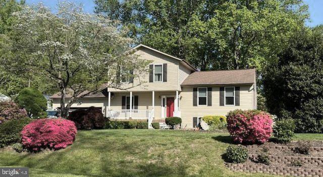 view of front of home with a front lawn and covered porch