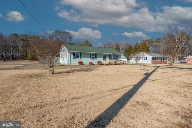 ranch-style home featuring a front lawn