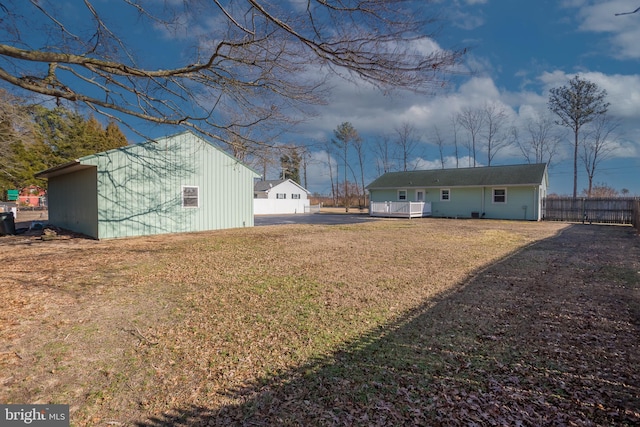 view of yard featuring an outdoor structure