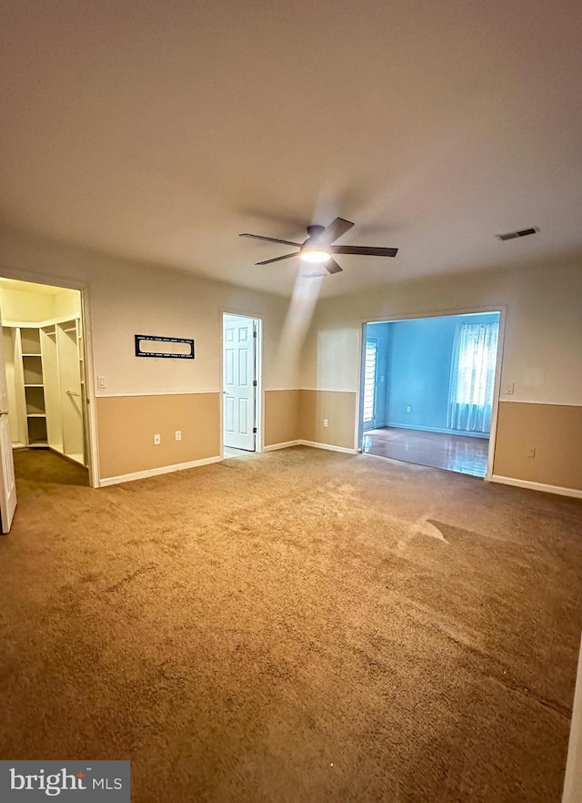 carpeted empty room featuring ceiling fan