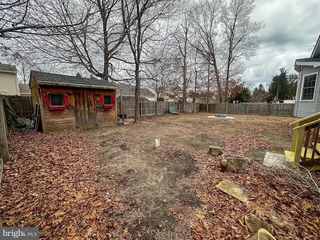 view of yard featuring a storage unit