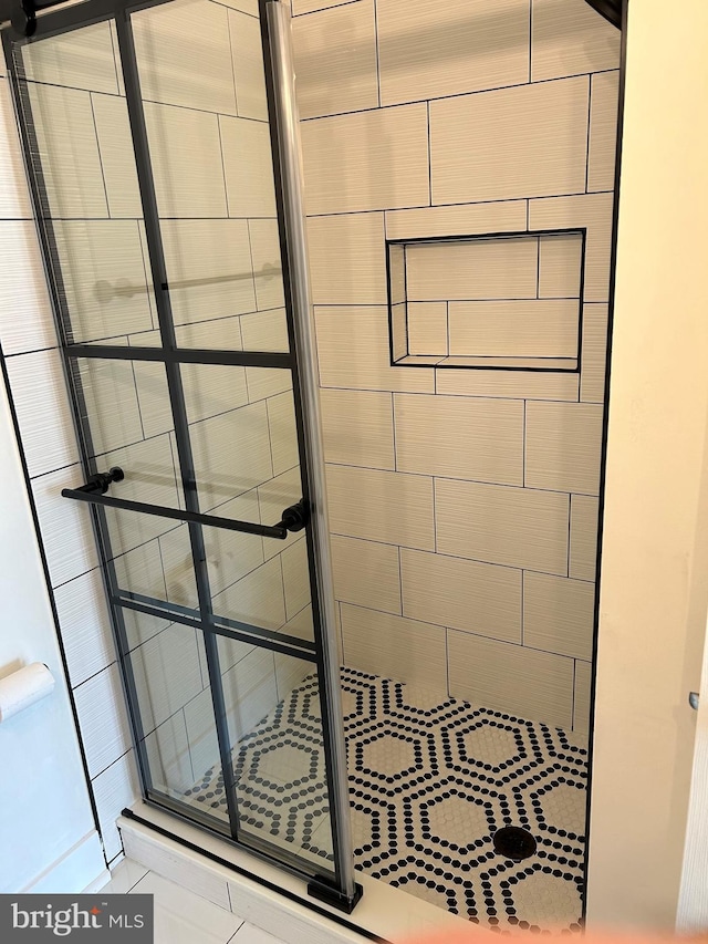 details featuring walk in shower