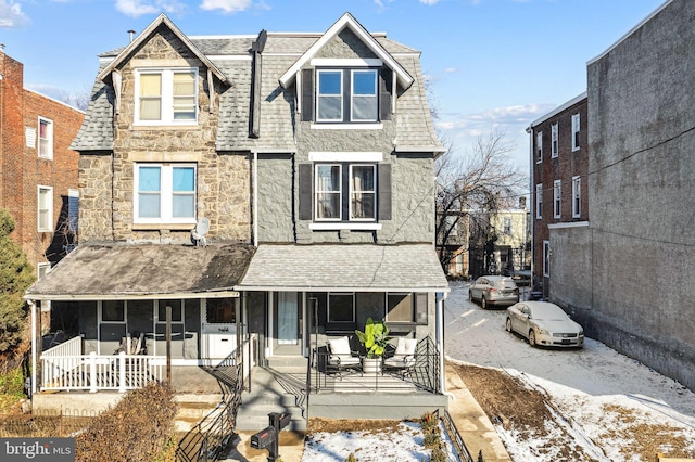 view of front of property featuring a porch