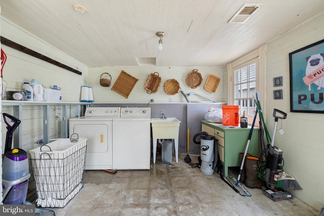 laundry area featuring wooden ceiling and independent washer and dryer