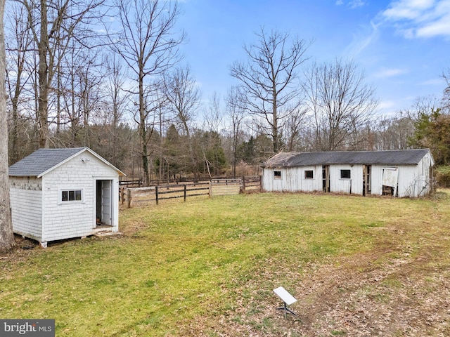 view of yard with a storage unit