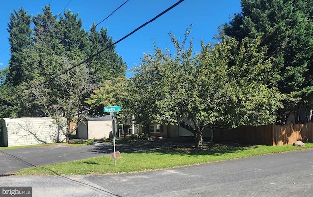 view of front of house with a front lawn