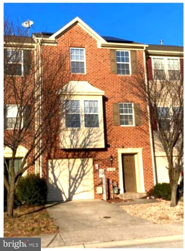 townhome / multi-family property featuring a garage