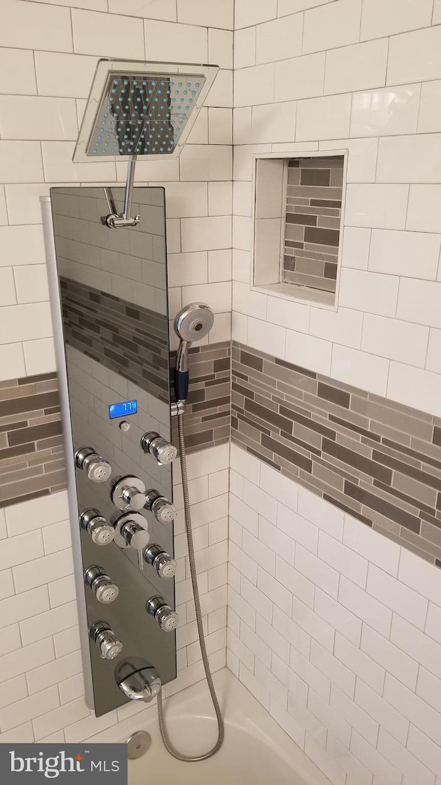 bathroom with tiled shower / bath combo