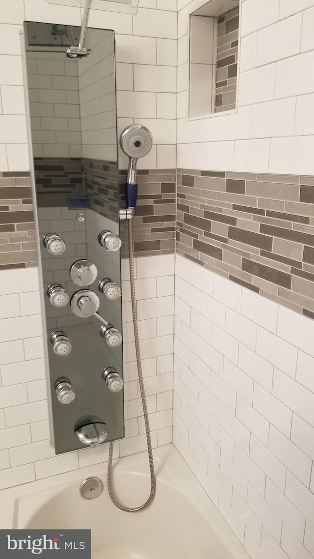 bathroom with tiled shower / bath