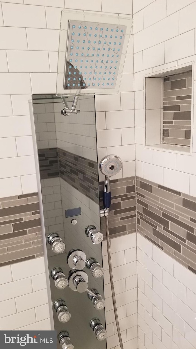 bathroom featuring tiled shower