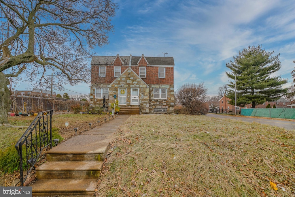 view of front facade with a front yard