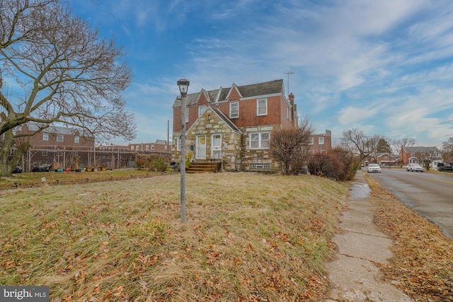 view of front of property featuring a front lawn