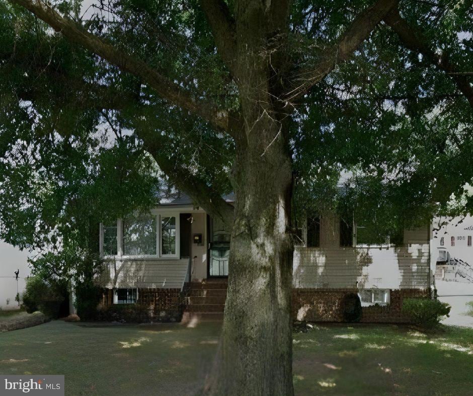 view of front facade featuring a front lawn