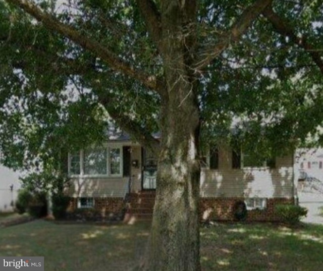 view of front of home featuring a front yard