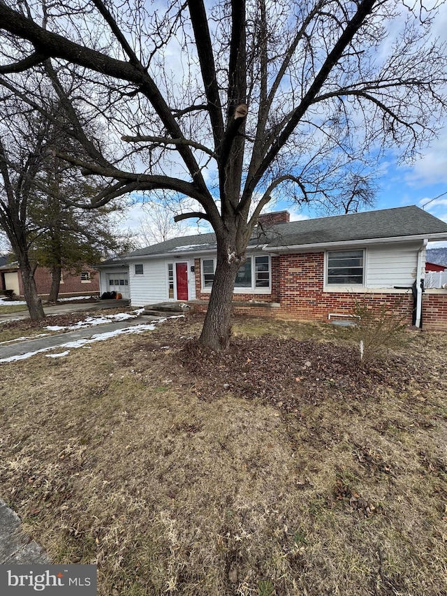 view of front of home featuring a front yard and a garage