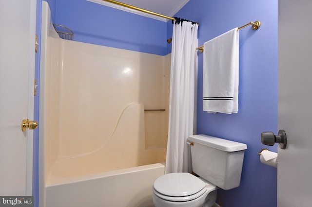 bathroom featuring toilet and shower / tub combo