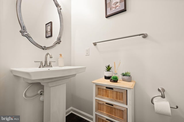 bathroom featuring sink