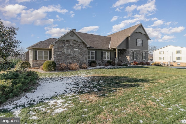 view of front of home featuring a front lawn