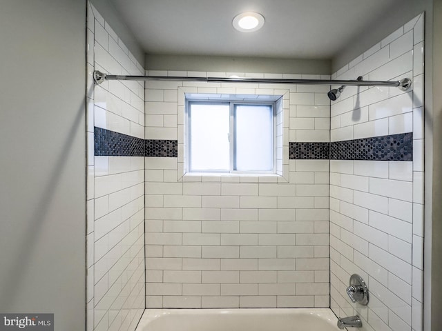 bathroom featuring tiled shower / bath