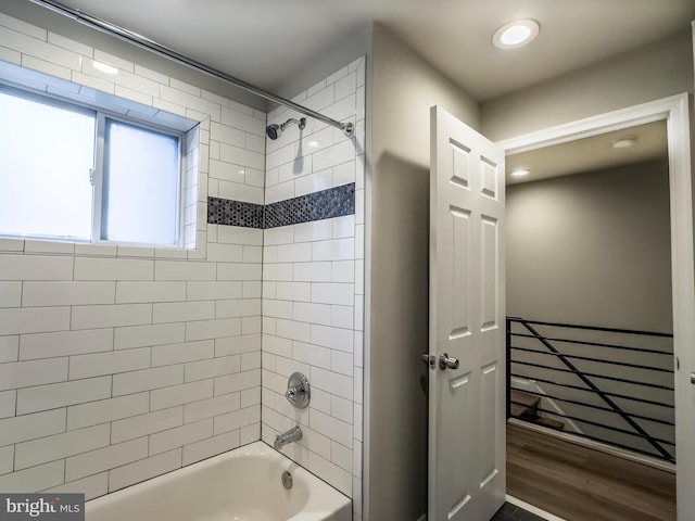 bathroom featuring tiled shower / bath and hardwood / wood-style floors