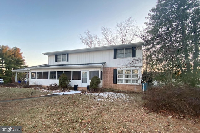 view of front of property featuring a yard