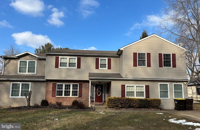 view of front of home featuring a front yard