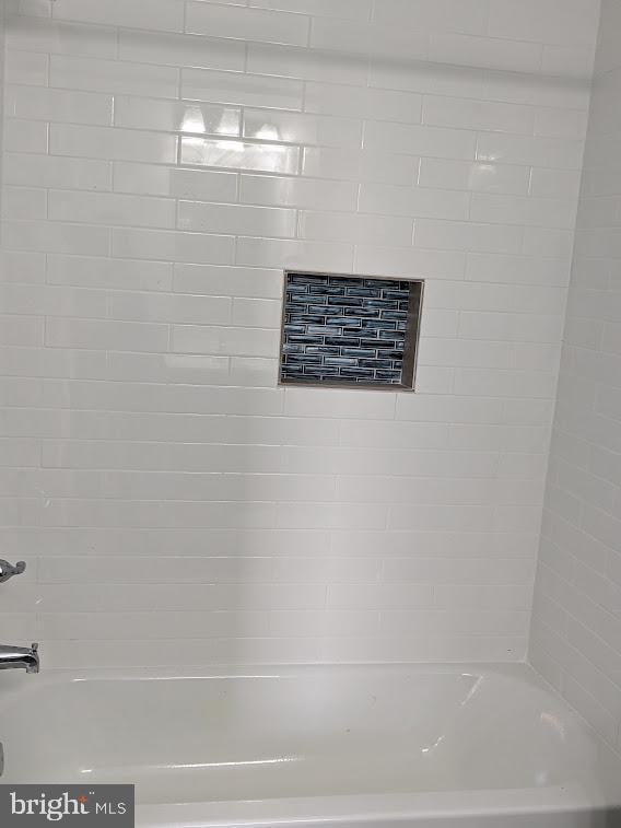 bathroom with tiled shower / bath combo