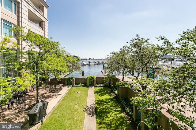 view of yard featuring a water view