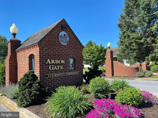 view of community / neighborhood sign