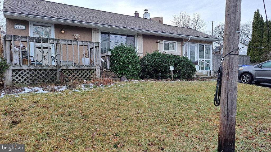 single story home featuring a front lawn