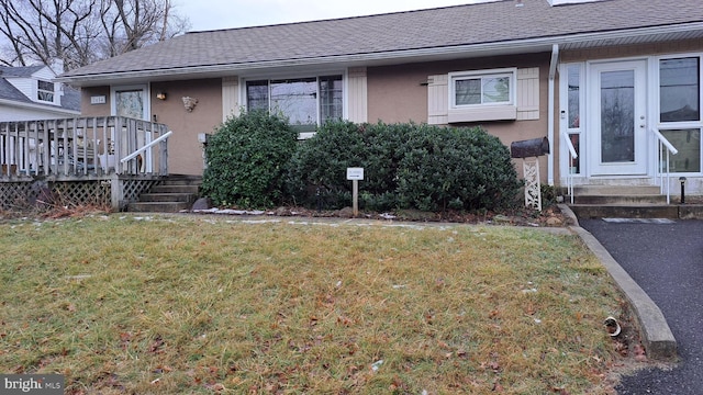 view of front facade with a front lawn