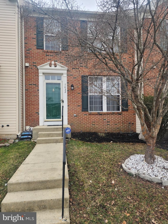 view of front of home featuring a front lawn