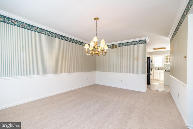 unfurnished room with ornamental molding, sink, light carpet, and a notable chandelier