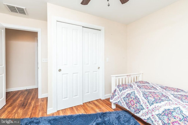 unfurnished bedroom featuring dark hardwood / wood-style floors, a closet, and ceiling fan