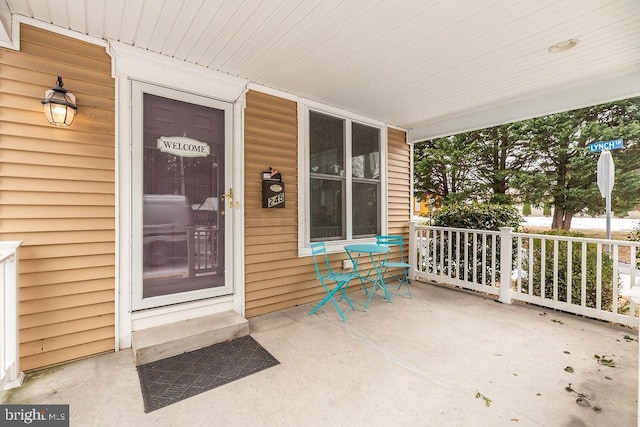 entrance to property featuring covered porch