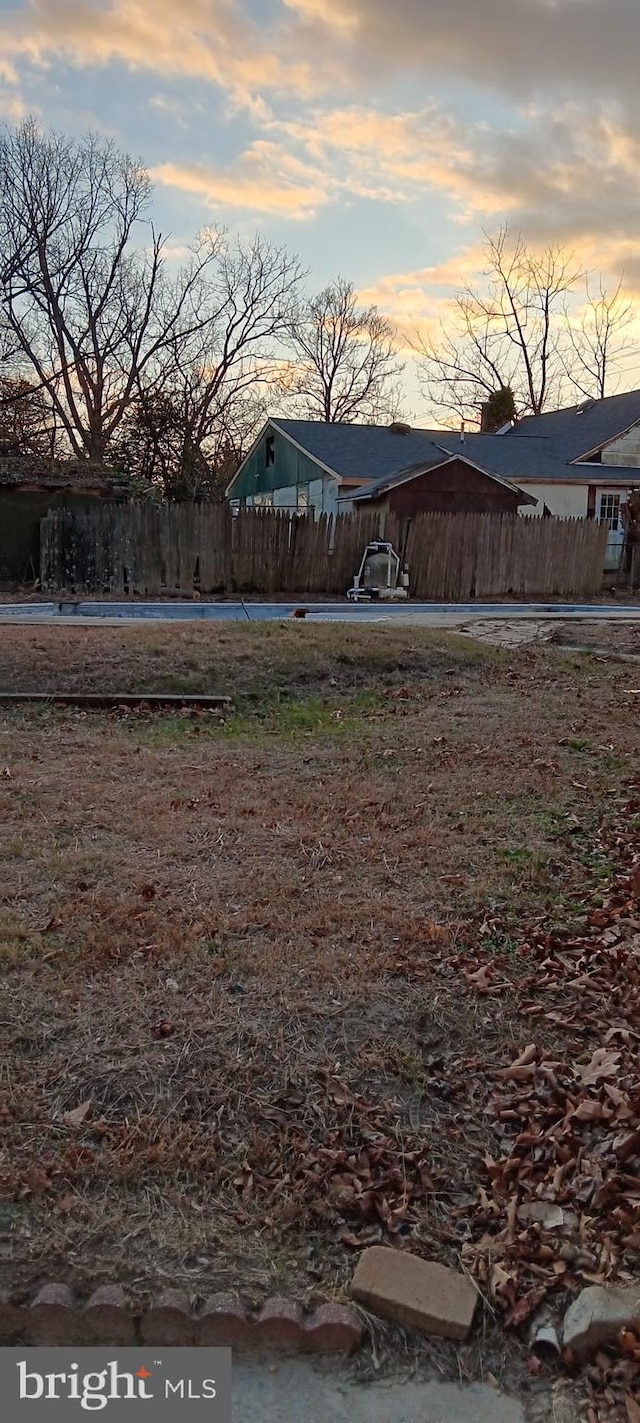 view of yard at dusk