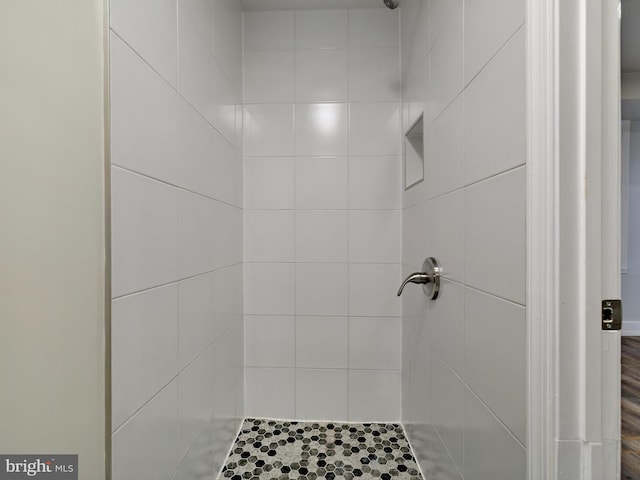 bathroom featuring a tile shower