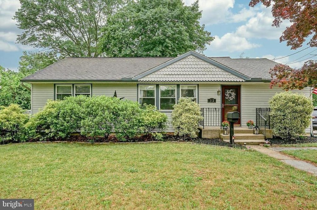 view of front of house featuring a front yard