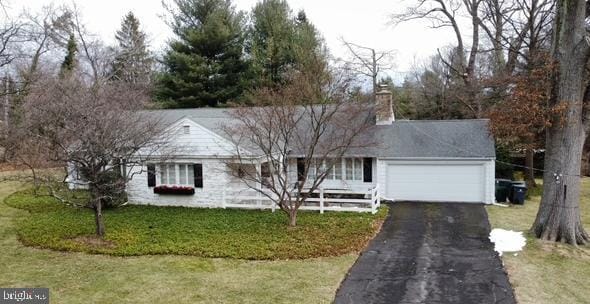 view of front facade featuring a front yard and a garage