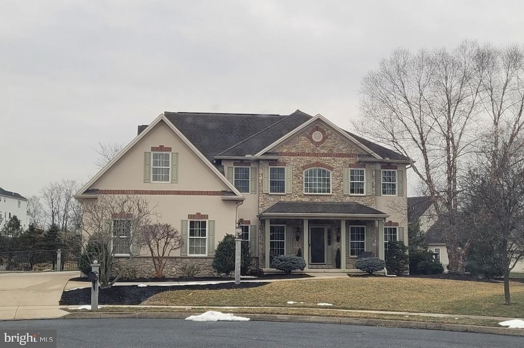 view of front of home featuring a front yard