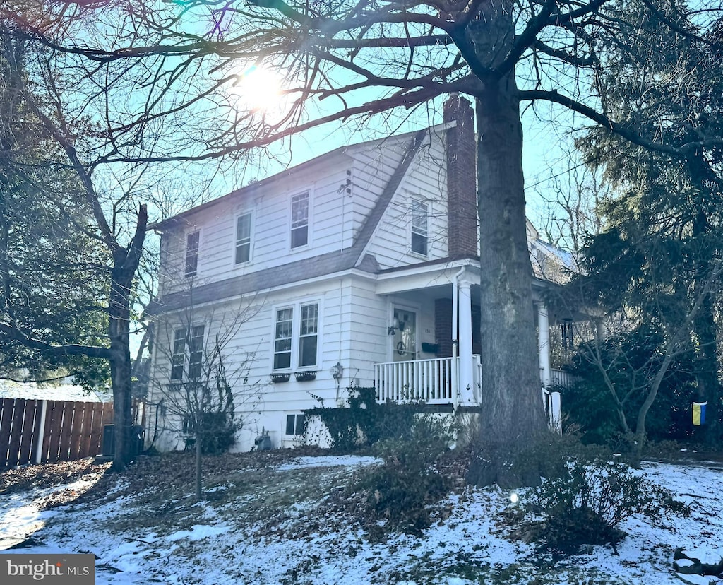 view of front of property featuring a porch