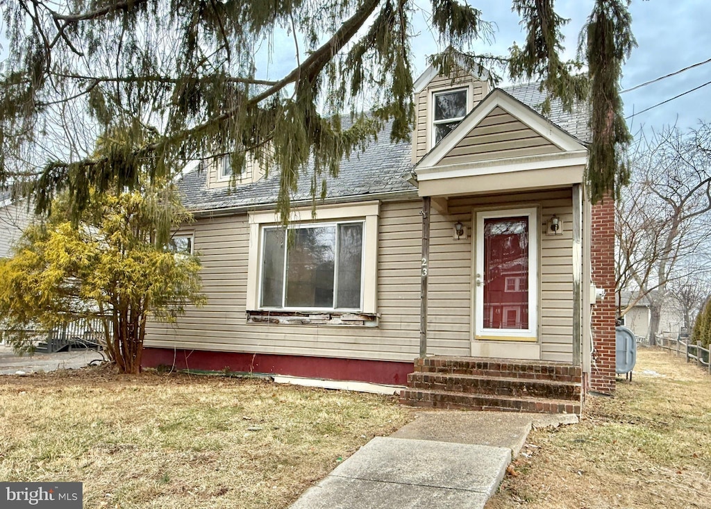 view of front facade featuring a front yard