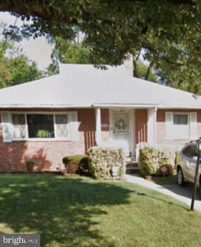 view of front of house with a front lawn