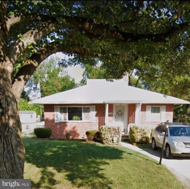 view of front of property with a front yard