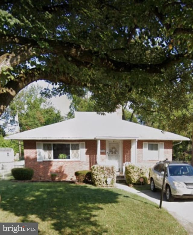 view of front of home featuring a front lawn