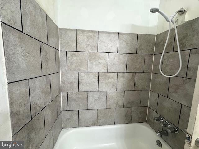 bathroom with tiled shower / bath combo