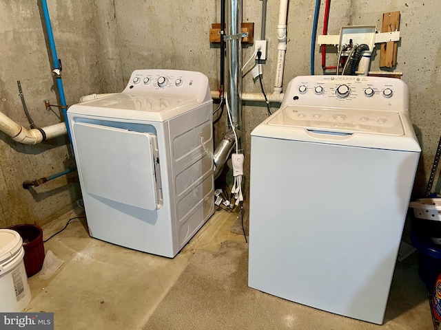 washroom featuring washing machine and dryer