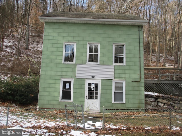 view of front facade featuring fence